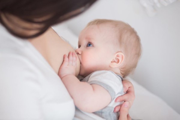 怀孕几个月有奶水正常 孕期怎样保养乳房你变形 