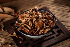 【陈皮泡水喝的功效】陈皮的功效与作用及食用禁忌