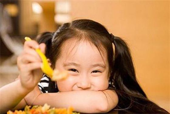 总是慢半拍 孩子吃饭慢怎么办的5个小技巧 