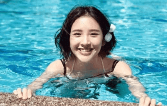 唐艺昕孕期游泳让自己怀孕期间依然保持好身材