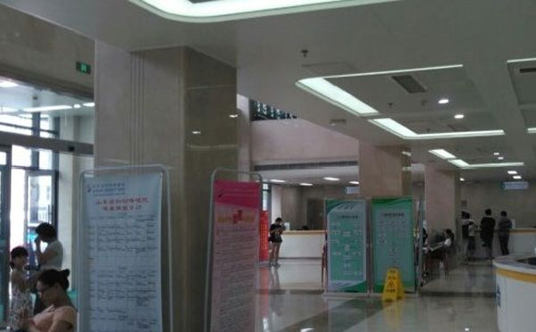 山东省妇保院门诊大厅环境