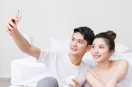 受精卵着床会出现什么症状，怀孕期间白带增多正常吗