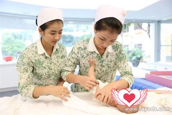 坐月子请月嫂好还是去月子中心好