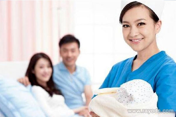 坐月子请月嫂好还是去月子中心好