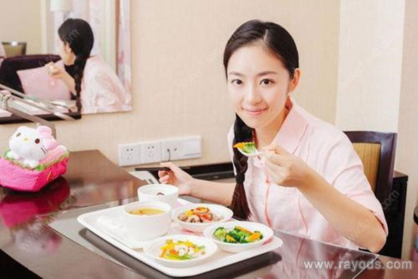 坐月子请月嫂好还是去月子中心好