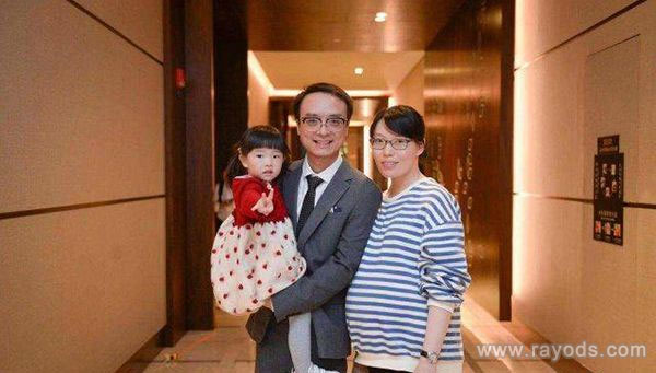 罗优群妻子怀二胎合影